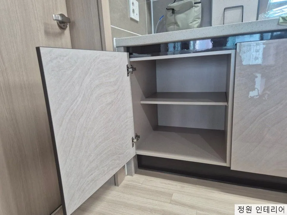 창원 로봇청소기장, 싱크대 리폼 시공|진해 호반베르디움 600장 하부장 개조·로보락 S9 울트라 맥스V 직배수 설치 현장 사진 3