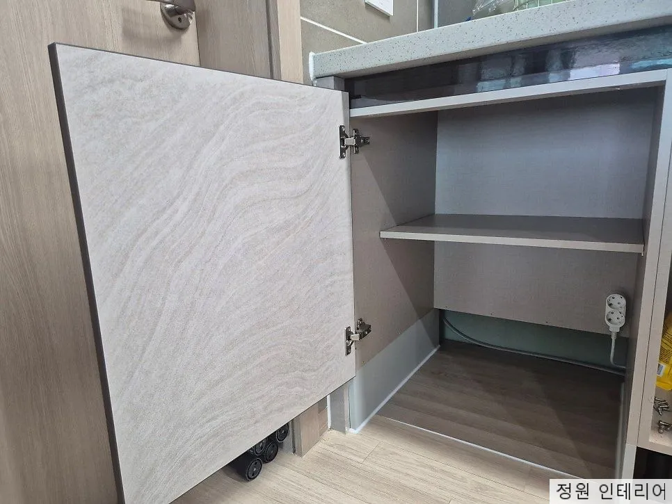 창원 로봇청소기장, 싱크대 리폼 시공|진해 호반베르디움 600장 하부장 개조·로보락 S9 울트라 맥스V 직배수 설치 현장 사진 17