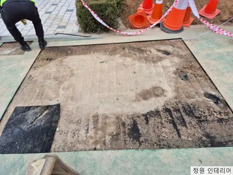 김해 공원 인도 고무칩 부분 포장 보수 포크레인 장비로 훼손된 보행로 복구 시공 대표 사진